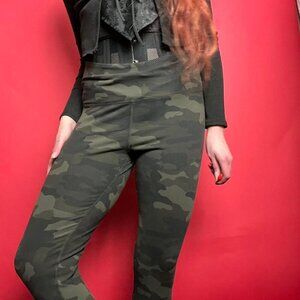 Tuff Athletics / Dark green camo patterned athletic leggings 🤎💚​​​​​​